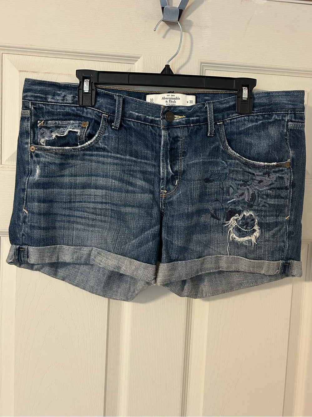 Abercrombie & Fitch Womem’s Blue Distressed Embroidered Denim Shorts 10 w30